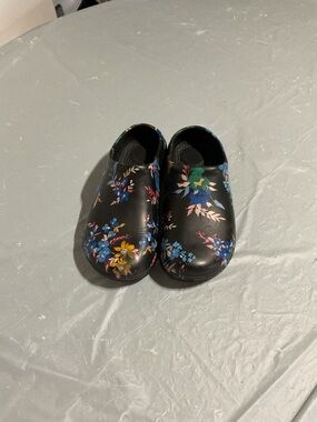 Women Floral Slip-On Clogs - Black and Multicolor 1085